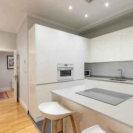 Amplio Y Elegante En Casco Viejo Con Parking