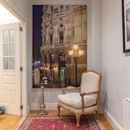 Amplio Y Elegante En Casco Viejo Con Parking *