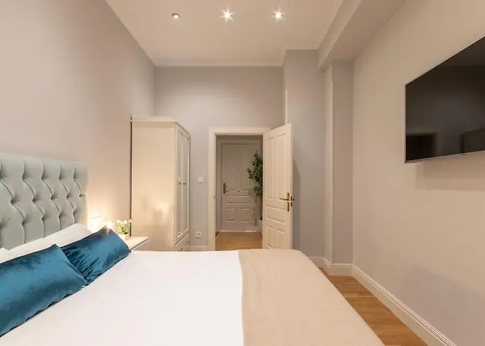 Amplio Y Elegante En Casco Viejo Con Parking