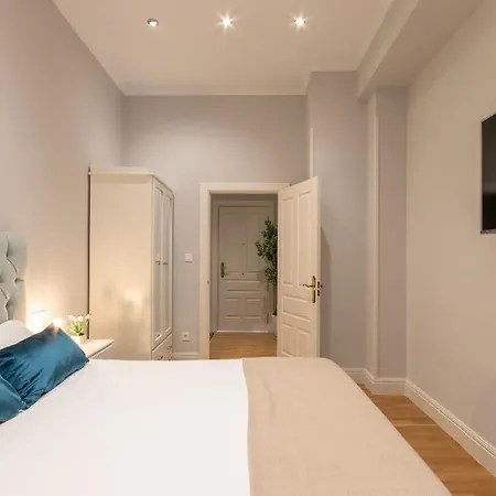 Amplio Y Elegante En Casco Viejo Con Parking